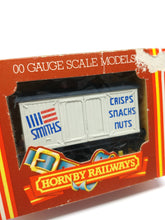 Load image into Gallery viewer, HORNBY RAILWAYS &#39;Smiths Foods&#39; Closed Van R.725
