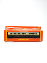 Load image into Gallery viewer, HORNBY RAILWAYS GWR Composite Coach (Chocolate/Cream) R.456
