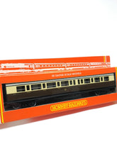 Load image into Gallery viewer, HORNBY RAILWAYS GWR Composite Coach (Chocolate/Cream) R.456
