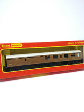 Load image into Gallery viewer, TRI-ANG HORNBY L.N.E.R. Brake 3rd Coach R.746
